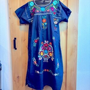 💕New Listing 💕 Gorgeous hand-stitched embroidered kimono dress